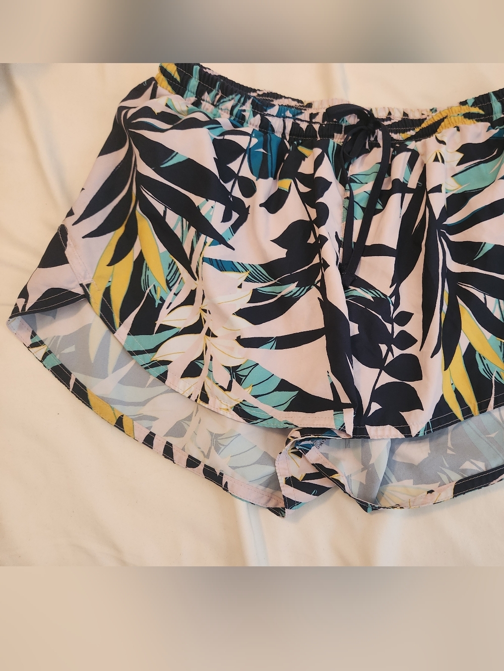 Old Navy Tropical Leaf Athletic Shorts in Floral. Pink Navy